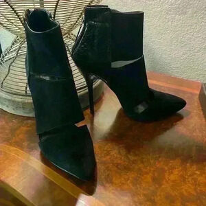 Steve Maddon NWOT Size 8.5 Tripplee Sexy 5” leather up bootie, Zipper Closure,